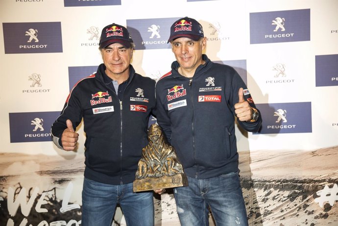 Carlos Sainz y Lucas Cruz celebran su victoria en el Rally Dakar