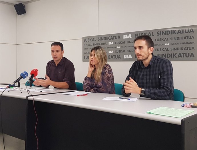 Mitxel Lakuntza (i), María Balda e Iñaki Zabaleta, del sindicato ELA.