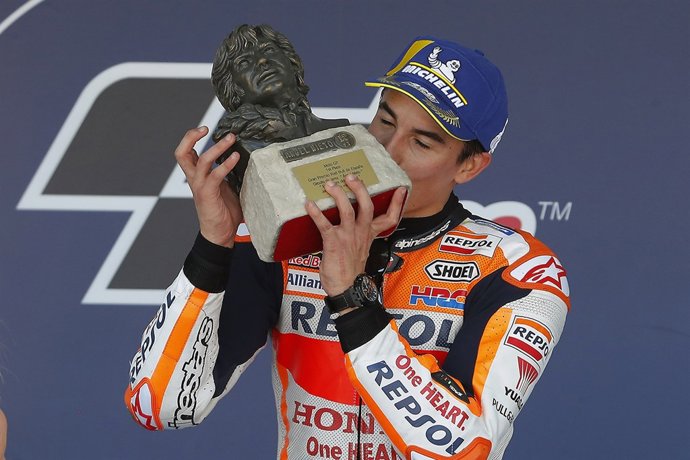 Marc Márquez, piloto de Repsol Honda celebra un triunfo con un trofeo de Nieto
