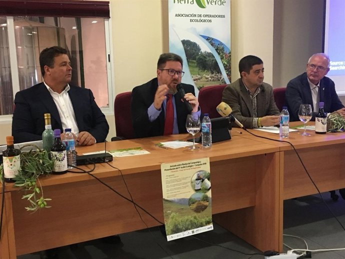 Sánchez Haro interviene en el acto de la cooperativa San Vicente, de Mogón.