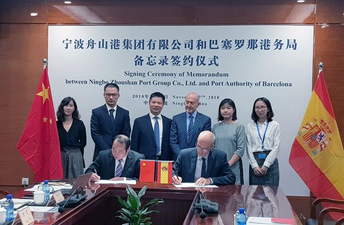 Momento en el que ambos puertos formalizan la firma del memorando