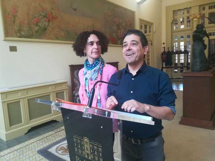 Nel Martí y Patrícia Font en el Parlament