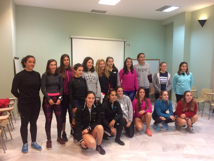Las 14 participantes del Programa Detección de Talentos Canoa Mujer