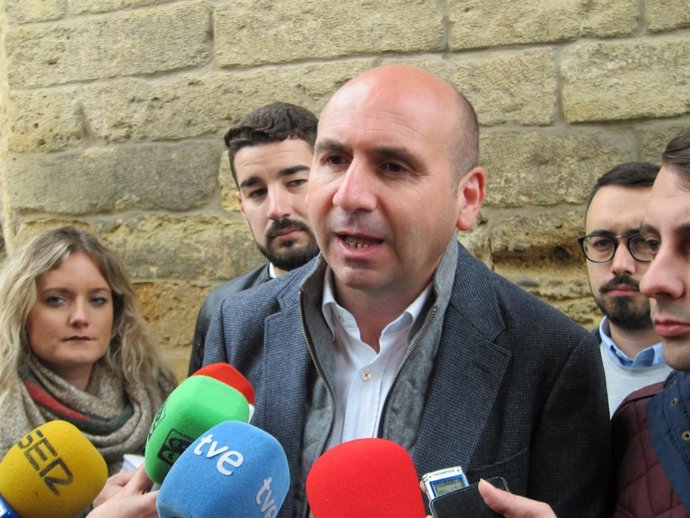 Conejo atiende a los periodistas en Córdoba