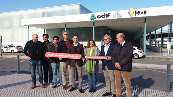 Responsables del PP asturiano frente a la estación de tren de Gijón