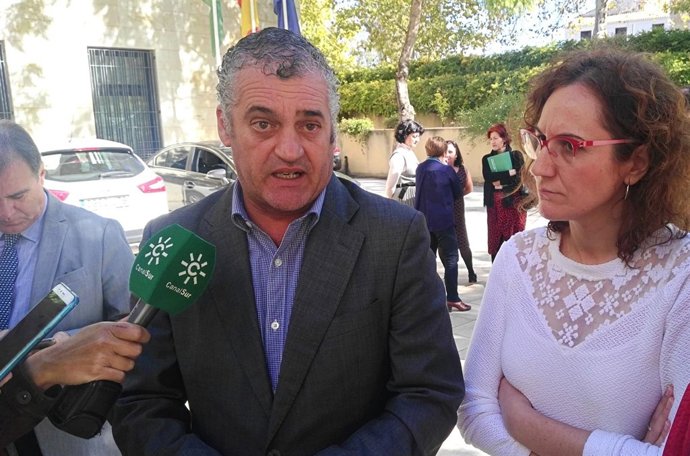 El consejero Javier Carnero con Nueria López (CCOO-A)