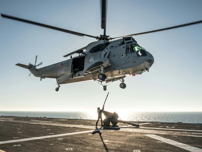 Helicóptero de la Armada Española durante una maniobra