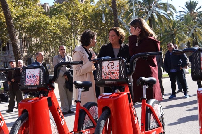 Mercedes Vida, Ada Colau y Janet Sanz presentan el nuevo servicio del Bicing