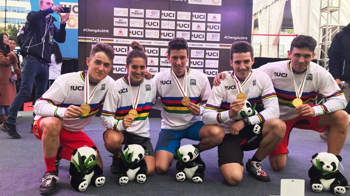 La selección española de trial urbano con su oro y maillot arcoiris