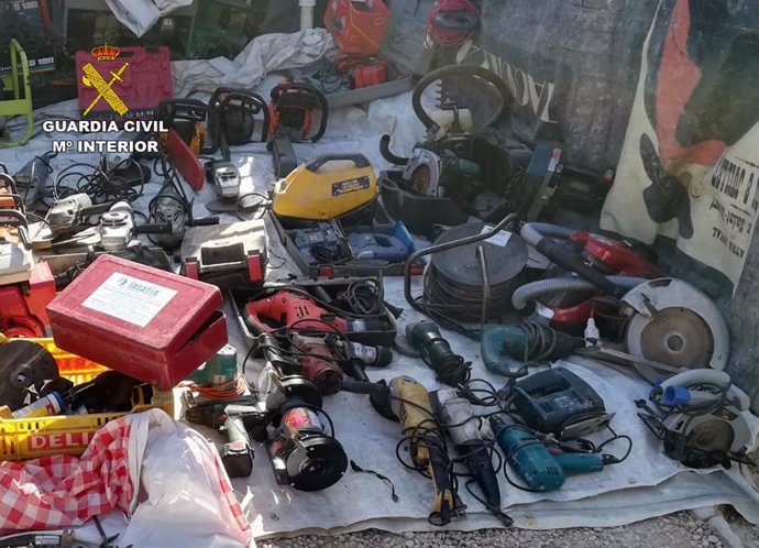 Guardia Civil sorprende a una persona vendiendo un centenar de objetos robados
