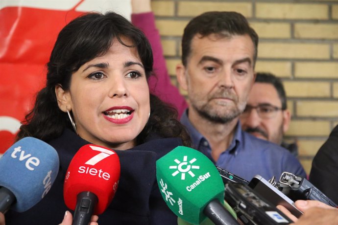 Teresa Rodríguez y Antonio Maíllo, atiendiendo a los periodistas