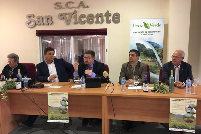 Sánchez Haro (c) en la presentación del aceite de la cooperativa San Vicente.