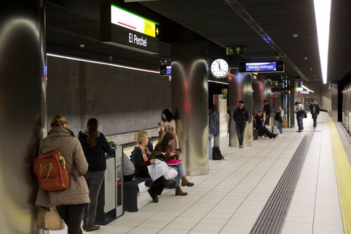 Metro de málaga estación viajeros pasajeros espera suburbano transporte