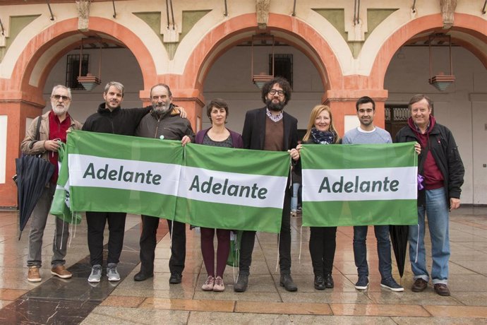 Liñán e Hidalgo (centro) en la presentacion de 'Adelante Córdoba'