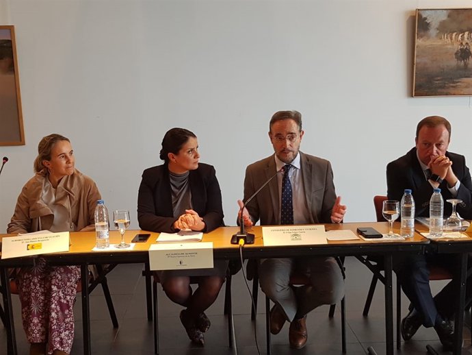 El consejero de Fomento, Felipe López, en Almonte.