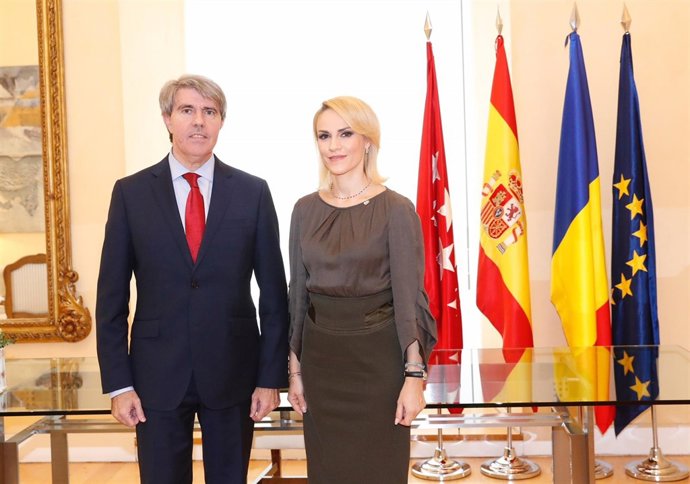 El presidente regional Ángel Garrido y la alcaldesa de Bucarest