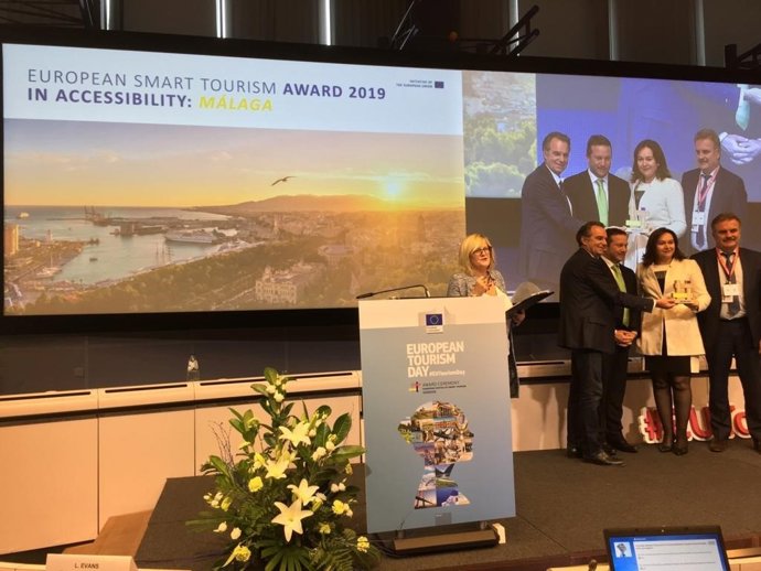 Málaga martin rojo recibe premio turismo inteligente accesibilidad