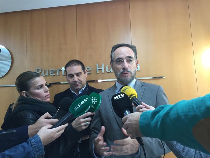 El consejero de Fomento, Felipe López, y presidente del puerto, José Luis Ramos.