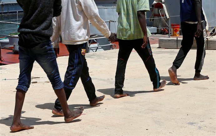 MIgrantes en el puerto de Trípoli