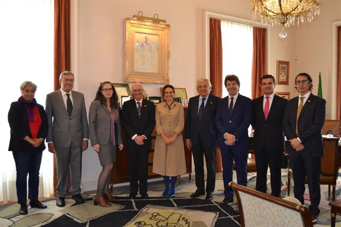 Lina Gálvez se reúne con el embajador de Canadá, Matthew Levin.