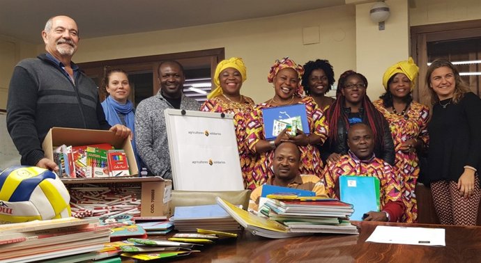 Entrega de material escolar de Pagesos solidarios para una escuela de Camerún