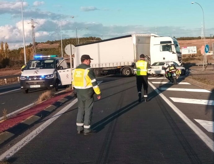 Accidente por choque entre camión y turismo en la AP-68.