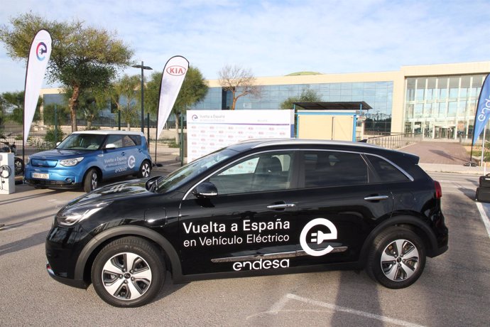 Momento de la Vuelta a España en vehículo eléctrico en Mallorca