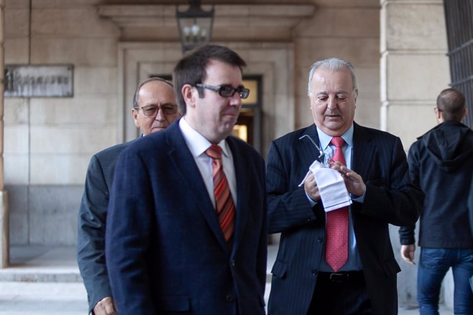 El abogado de Manos Limpias entrando en la Audiencia Provincial de Sevilla