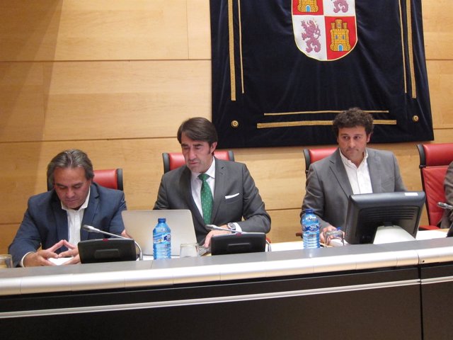 Suárez-Quiñones, en el centro, durante su intervención en las Cortes