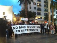 Más de medio centenar de personas se concentran en Algeciras (Cádiz) para pedir que se eviten más muertes en el Estrecho