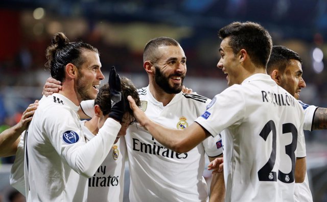 Benzema, Reguilón y Bale se abrazan