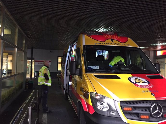 Ambulancia de Emergencias Madrid en el hospital de La Paz