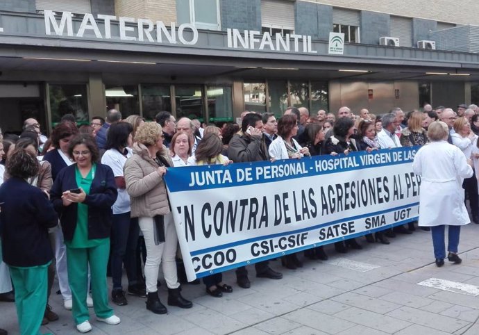 Trabajadores se concentran en Granada contra las últimas agresiones