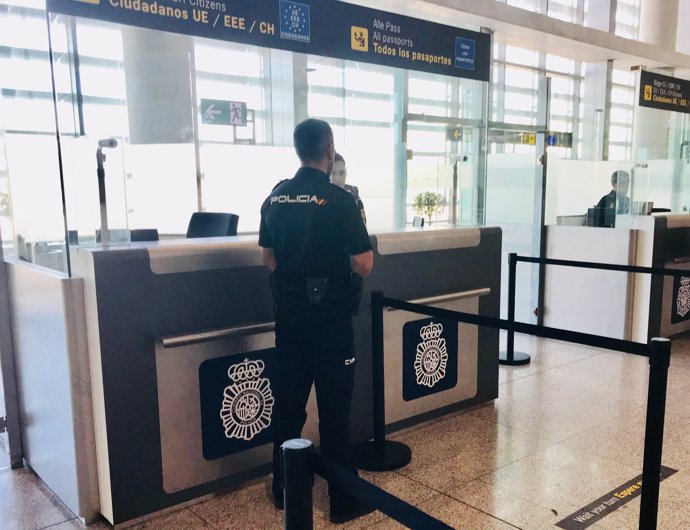 Policía Nacional, agentes en el aeropuerto de Málaga. Documentos