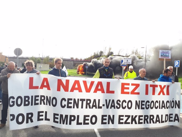 Trabajadores de La Naval se manifestan en el astillero este jueves
