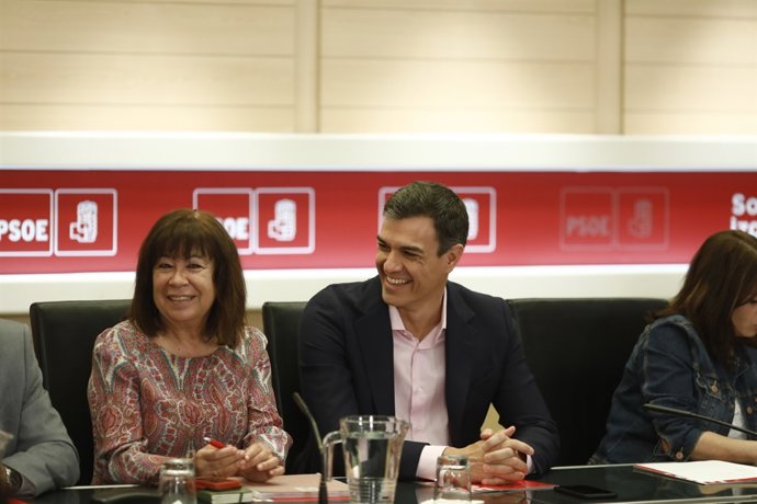 Cristina Narbona i Pedro Sánchez, en la reunió de la Comissió Permanent