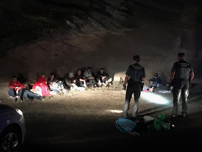 Inmigrantes llegados a Lanzarote en una de las pateras esta madruga 