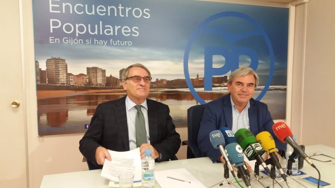El diputado del PP Ramón García Cañal en rueda de prensa junto a Mariano Marín