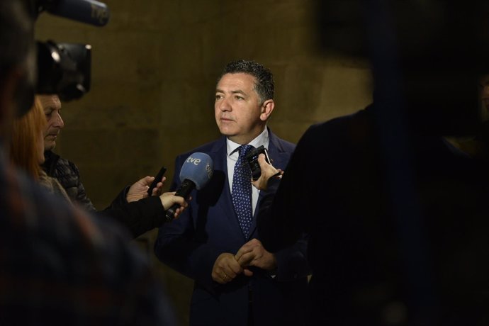 El consejero de Fomento, Carlos Cuevas, atiende a los medios en el Parlamento