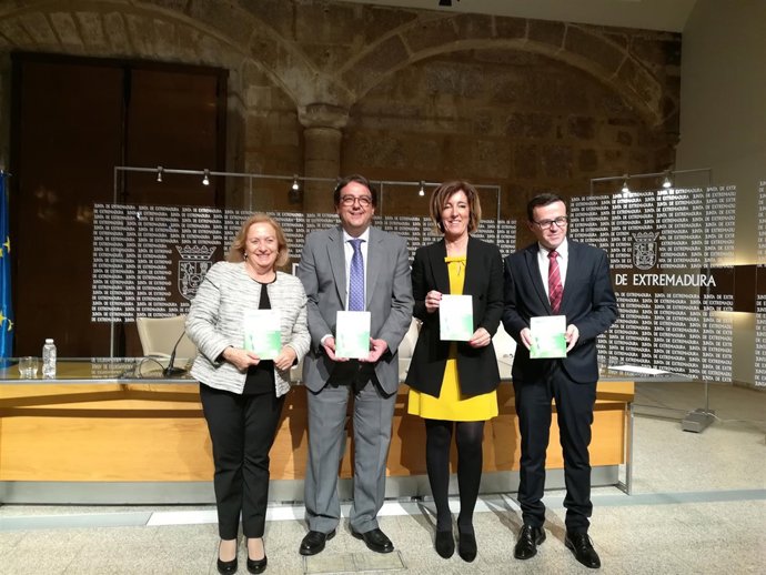 Autoridades en la presentación de una guía sobre cuidado de dependientes