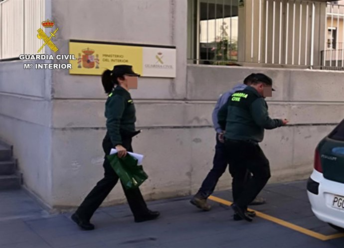 Imagen del detenido, custodiado por la Guardia Civil