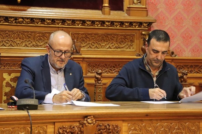 El presidente del Consell de Mallorca, Miquel Ensenyat, firmando unos documentos