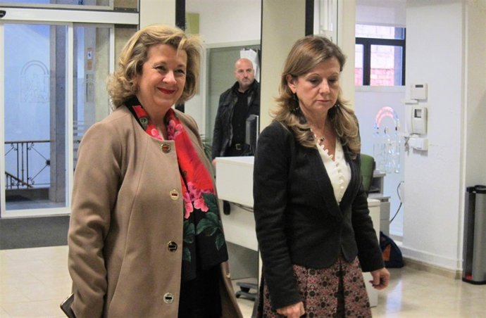 Marina Álvarez (d) junto a la delegada de Salud en Jaén, Teresa Vega.