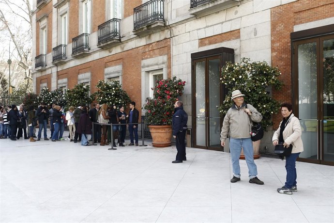 Entrada del museo de arte Thyssen, cola, colas de gente, personas