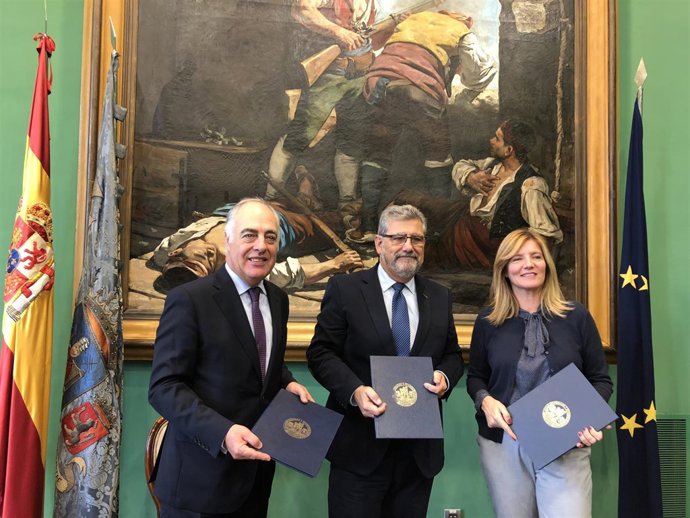 Rodrigo Escrig, Mayoral y González, tras firmar hoy este acuerdo en el Paraninfo