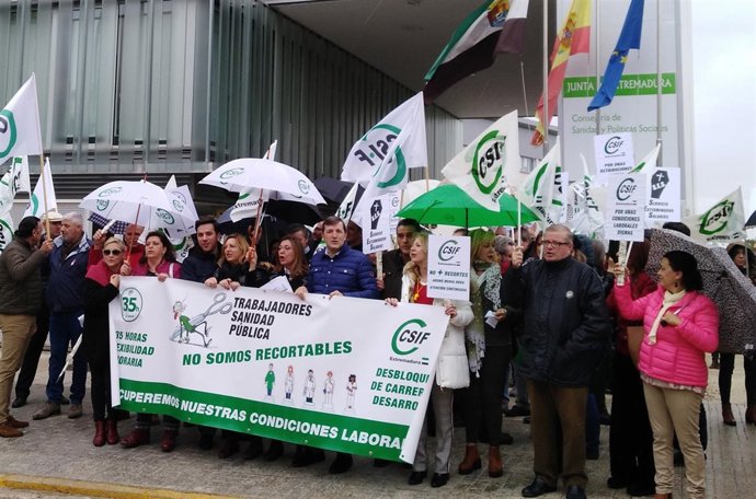 Concentración CSIF frente a las puertas del Servicio Extremeño de Salud