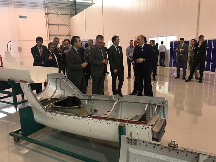 Carnero visita las instalaciones de Aernnova.
