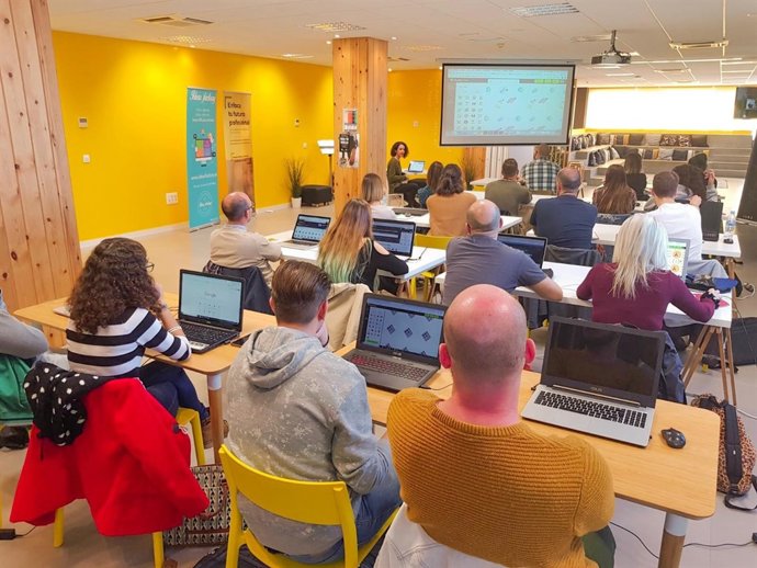 Curso diseñadores noveles freepik málaga pta y green ray