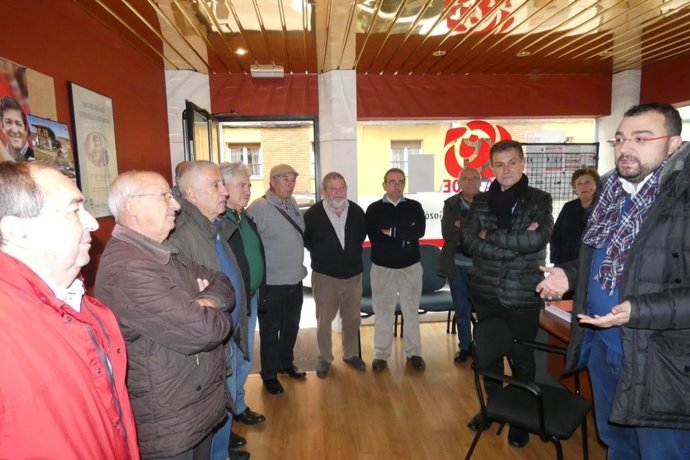 Adrián Barbón, a la derecha, visita la agrupación socialista de Gozón