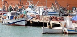 Embarcaciones de pesca de arrastre en el muelle